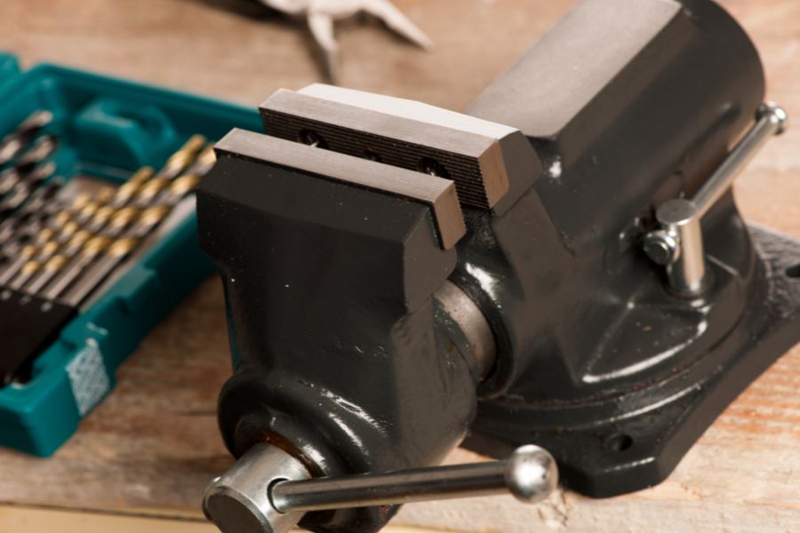 Ključavničarski primeži – nepogrešljivo orodje v vsaki delavnici